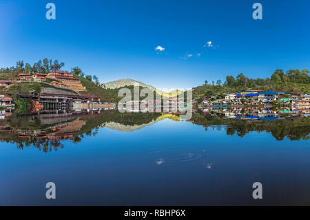 Reflexion Landschaft Panorama'Ban Rak Thai' Mae Hong Son Provinz, Thailand Stockfoto