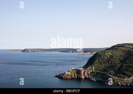 St. John's, Neufundland, Kanada - 14 August, 2018: Der Fort Amherst Leuchtturm und zerklüftete Landschaft des Cahill Punkt Gebiet von St. John's. Stockfoto