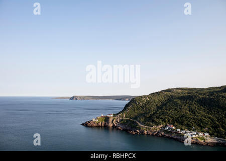 St. John's, Neufundland, Kanada - 14 August, 2018: Der Fort Amherst Leuchtturm und zerklüftete Landschaft des Cahill Punkt Gebiet von St. John's. Stockfoto