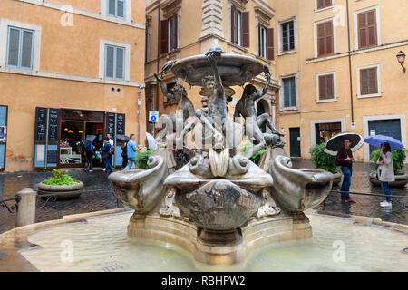 Rom, Italien, Oktober 06, 2018: Die Fontana delle Tartarughe, Turtle Brunnen auf der Piazza Mattei. Es wurde zwischen 1580 und 1588 von dem Architekten Giacomo De gebaut Stockfoto