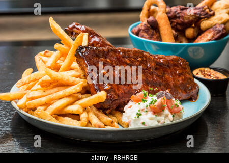 Saftige amerikanische Hamburger mit Käse, gegrilltem Fleisch, toppings Stockfoto