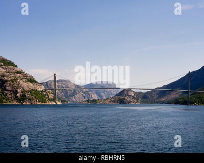 Einen Tag Fjord Cruise in Lysefjorden östlich von Stavanger Norwegen, der modernen Straße Brücke, ein Gateway zum Fjord Anschließen eines lokalen Gemeinschaften Stockfoto