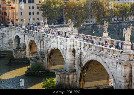 Rom, Italien, 07. Oktober, 2018: Blick von der Ponte Sant'Angelo oder aelian Brücke über den Tiber Stockfoto