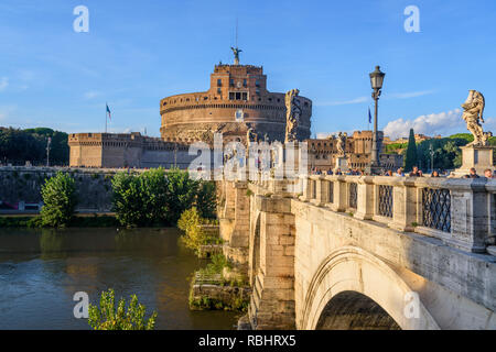 Rom, Italien, 07. Oktober 2018: Castel Sant'Angelo oder Schloss der Heiligen Engel und der Ponte Sant'Angelo oder aelian Brücke über den Tiber Stockfoto