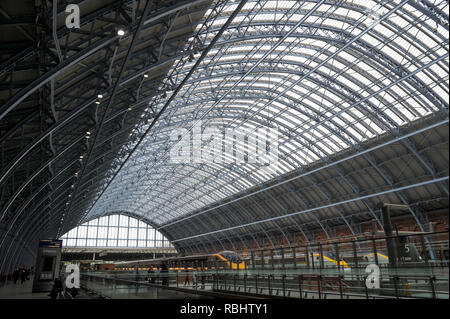 Große Glas und Eisen Dach von St. Pancras Station Stockfoto