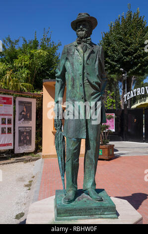 Statue von Giuseppe Verdi vor dem Teatro Verdi, Montecatini Terme, Italien. Stockfoto