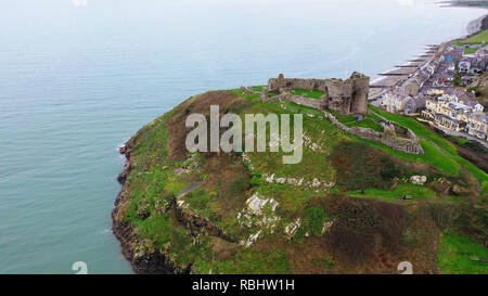 Luftaufnahme über Criccieth Castle auf einer felsigen Halbinsel mit Blick auf Tremadog Bay im Norden von Wales Stockfoto