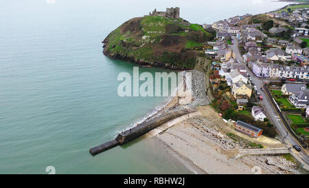 Luftaufnahme über Criccieth Castle auf einer felsigen Halbinsel mit Blick auf Tremadog Bay im Norden von Wales Stockfoto