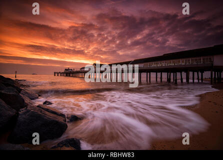 Sonnenaufgang am Strand von Southwold Pier in Suffolk, England Großbritannien Stockfoto