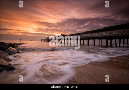 Sonnenaufgang am Strand von Southwold Pier in Suffolk, England Großbritannien Stockfoto