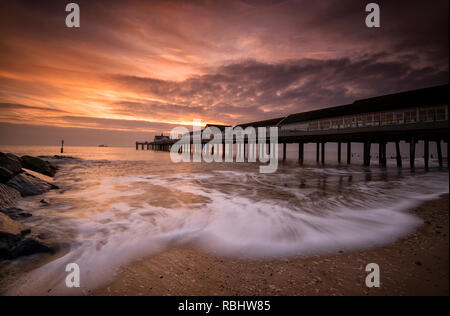 Sonnenaufgang am Strand von Southwold Pier in Suffolk, England Großbritannien Stockfoto