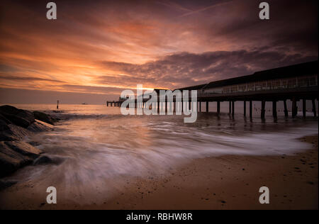 Sonnenaufgang am Strand von Southwold Pier in Suffolk, England Großbritannien Stockfoto