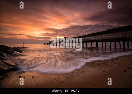 Sonnenaufgang am Strand von Southwold Pier in Suffolk, England Großbritannien Stockfoto