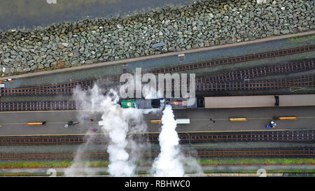 Luftaufnahme einer alten Dampfzug mit puffing Rauch Stockfoto