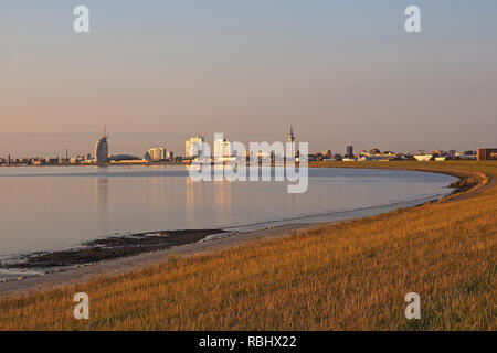 Blick vom Deich an der Stadt Bremerhaven Stockfoto