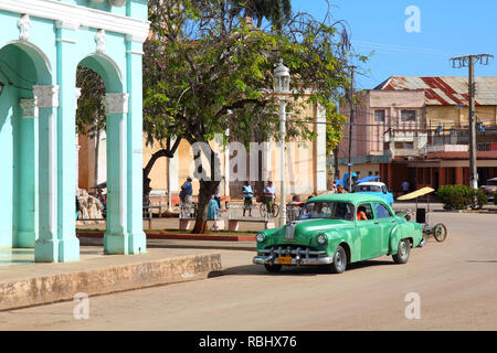 REMEDIOS, Kuba - 20. Februar: Man Antriebe alten amerikanischen Autos am 20. Februar 2011 in Remedios, Kuba. Neue änderung im Gesetz erlaubt Kubaner Autos zu handeln. Autos Stockfoto