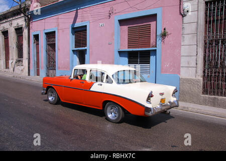 MATANZAS, CUBA - 22. Februar: Man Antriebe alten amerikanischen Autos am 22. Februar 2011 in Matanzas, Cuba. Neue änderung im Gesetz erlaubt Kubaner Autos zu handeln. Autos Stockfoto