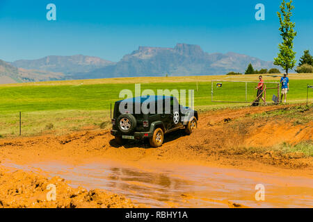 Harrismith, Südafrika - 02 Oktober 2015: 4x4 Mud Fahrertraining im Camp Jeep in den Drakensbergen Stockfoto