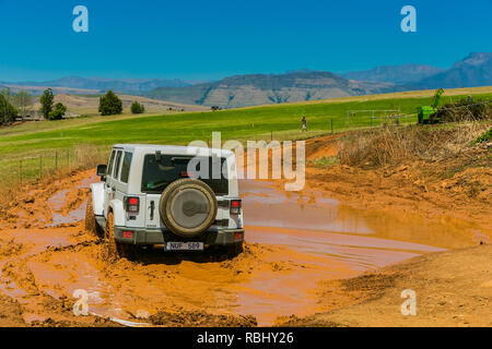 Harrismith, Südafrika - 02 Oktober 2015: 4x4 Mud Fahrertraining im Camp Jeep in den Drakensbergen Stockfoto