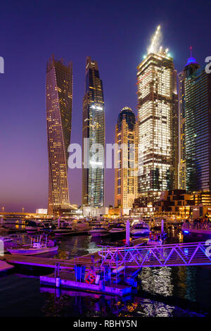 Malerischer Blick auf den Jachthafen von Dubai in den Vereinigten Arabischen Emiraten bei Nacht Stockfoto