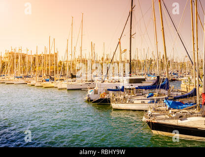 Segelboote angedockt an der Marina in Barcelona an einem strahlenden Frühlingstag Stockfoto