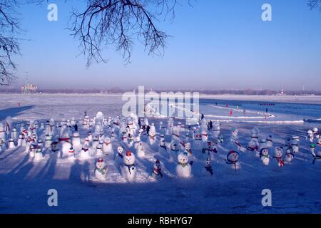 Harbin, China. 10 Jan, 2019. Schneemänner von Studierenden aus Hochschulen können an Dalin Park in Orlando gesehen, im Nordosten der chinesischen Provinz Heilongjiang. Credit: SIPA Asien/Pacific Press/Alamy leben Nachrichten Stockfoto