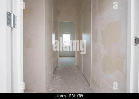 Neubau Eigentum - Umzug in neue Wohnung - Tür zu modernen Wohnzimmer Stockfoto