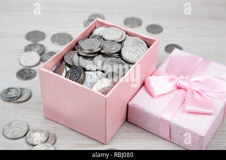 Öffnen rosa Geschenkkarton mit russischer Rubel Münzen Nahaufnahme Stockfoto