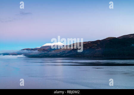 Nebel auf Loch Linnhe mit einem schneebedeckten Ben Nevis im Hintergrund. 24. Dezember 2018 Stockfoto