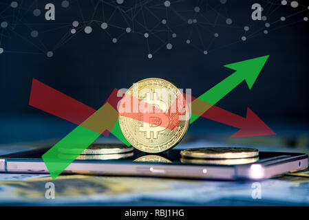 Physische bitcoin Münze auf dem Bildschirm "Telefon" auf dem Hintergrund der Euro-banknoten. Grüner Pfeil der Preis Wachstumsdiagramm Stockfoto