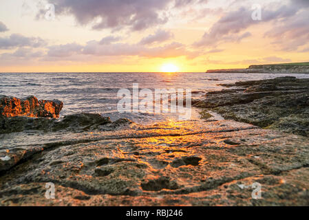Schönen Himmel bei Sonnenuntergang über dem Meer. Tarkhankut, Krim. Russland Stockfoto