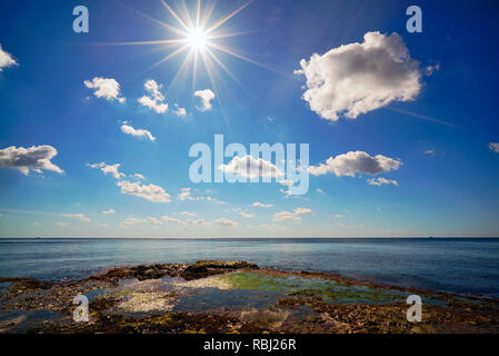 Schwarzes Meer Landschaft auf einem hellen, sonnigen Tag. Tarkhankut, Krim, Russland. Stockfoto