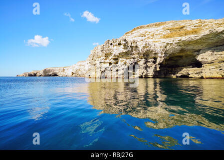 Malerische Küsten Höhlen an der Küste des Schwarzen Meeres. Krim, Tarkhankut, Russland. Stockfoto