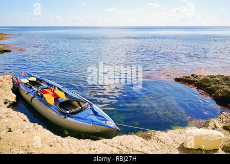 Schwarzes Meer Landschaft auf einem hellen, sonnigen Tag. Tarkhankut, Krim, Russland. Stockfoto
