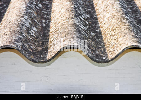 Gefährlich Asbest Dach - eine der gefährlichsten Materialien in der Bauindustrie Stockfoto