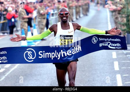 Sir Mo Farah überquerte die Ziellinie und gewann den Simply Health Great North Run 2018, Nordostengland, Großbritannien Stockfoto