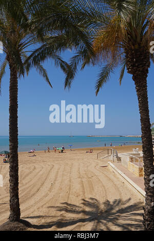 Strand in Marina di Ragusa, Sizilien, Italien mit Palmen Schatten auf dem Sand Stockfoto