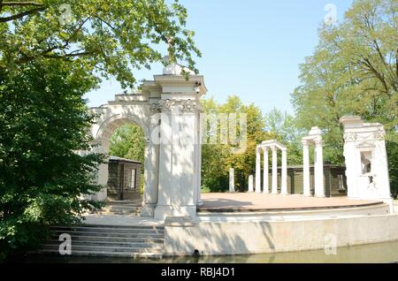 Klassische Amphitheater auf der Bank der Lazienki See im Park in der Innenstadt von Warschau, Polen. Stockfoto