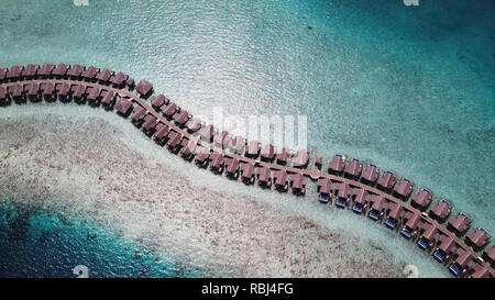 Schöne kurvenreiche Reihe der Bungalows in Wasser auf den Malediven Stockfoto