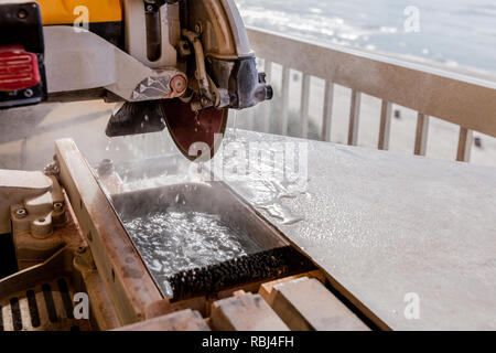 Nasse Fliesensäge zu schneiden Fliesen verwendet Stockfoto