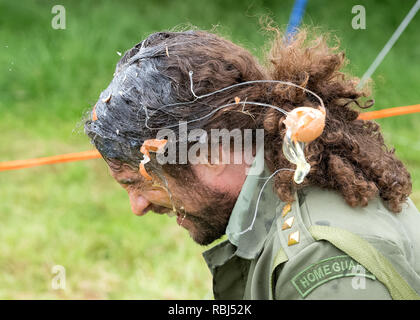 Joel Hicks als menschliches Ziel an der Welt Ei werfen Meisterschaften, Swaton Dorf Fair, Lincolnshire, Großbritannien Stockfoto