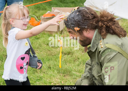 Joel Hicks als menschliches Ziel an der Welt Ei werfen Meisterschaften, Swaton Dorf Fair, Lincolnshire, Großbritannien Stockfoto