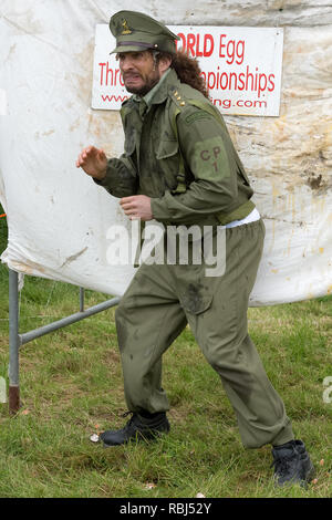 Joel Hicks als menschliches Ziel an der Welt Ei werfen Meisterschaften, Swaton Dorf Fair, Lincolnshire, Großbritannien Stockfoto