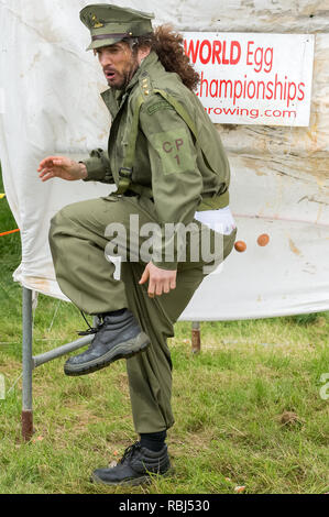 Joel Hicks als menschliches Ziel an der Welt Ei werfen Meisterschaften, Swaton Dorf Fair, Lincolnshire, Großbritannien Stockfoto