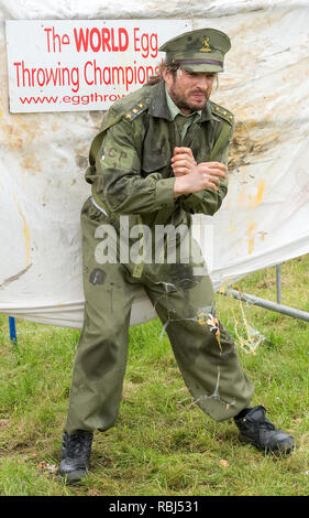 Joel Hicks als menschliches Ziel an der Welt Ei werfen Meisterschaften, Swaton Dorf Fair, Lincolnshire, Großbritannien Stockfoto