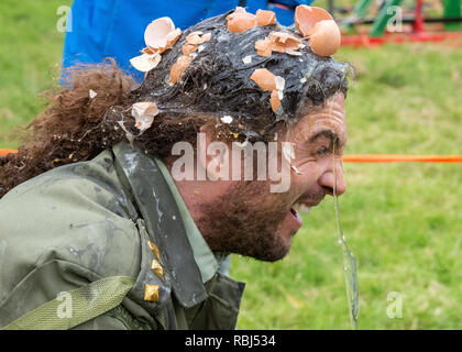 Joel Hicks als menschliches Ziel an der Welt Ei werfen Meisterschaften, Swaton Dorf Fair, Lincolnshire, Großbritannien Stockfoto