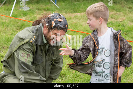 Joel Hicks als menschliches Ziel an der Welt Ei werfen Meisterschaften, Swaton Dorf Fair, Lincolnshire, Großbritannien Stockfoto