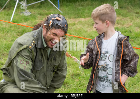 Joel Hicks als menschliches Ziel an der Welt Ei werfen Meisterschaften, Swaton Dorf Fair, Lincolnshire, Großbritannien Stockfoto