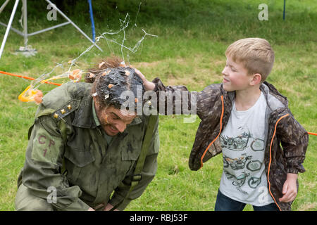 Joel Hicks als menschliches Ziel an der Welt Ei werfen Meisterschaften, Swaton Dorf Fair, Lincolnshire, Großbritannien Stockfoto