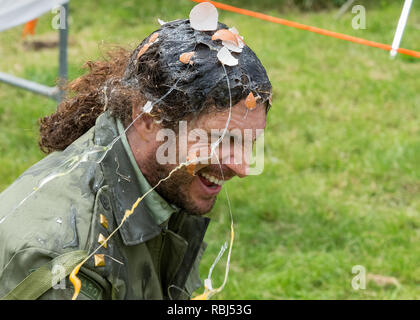 Joel Hicks als menschliches Ziel an der Welt Ei werfen Meisterschaften, Swaton Dorf Fair, Lincolnshire, Großbritannien Stockfoto